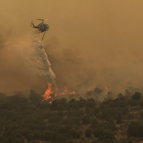 Μεγάλη αναζωπύρωση ανάμεσα σε Μάνδρα και Μέγαρα, απειλούνται σπίτια-Νέος συναγερμός στην Ελλάδα