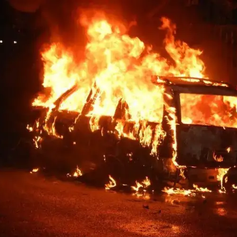 Στις φλόγες όχημα στον Άγιο Δομέτιο-Έρευνες για τα αίτια