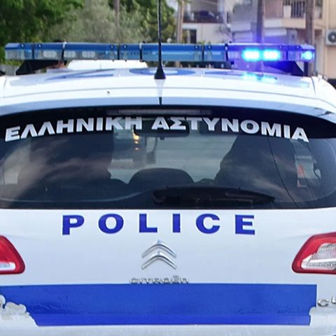 «Μανούλα μου, σε σκότωσε»-Την μαχαίρωσε μπροστά στο παιδί της, κρίσιμα η 25χρονη στην Πάτρα