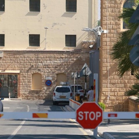 Χειροπέδες σε δεσμοφύλακα για την υπόθεση του βαρυποινίτη και των επιχειρηματιών-Οδηγείται ενώπιον Δικαστήριου