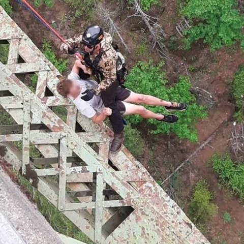 Δεκαεννιάχρονος έπεσε σε φαράγγι 120 μέτρων στις ΗΠΑ-Υπέστη μόνο ελαφρά τραύματα (Pics)