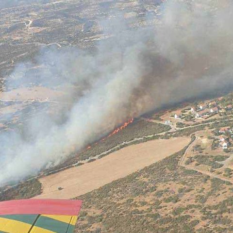 Μεγάλη πυρκαγιά στο Παραμάλι, στη μάχη κατάσβεσης εναέρια μέσα-Κινδυνεύει κατοικημένη περιοχή