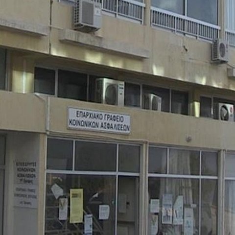 Από αντικείμενο που εκσφενδονίστηκε με μεγάλη ταχύτητα η τρύπα στο Γραφείο Κοινωνικών Ασφαλίσεων