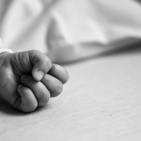 Γυναίκα στην Ελλάδα γέννησε και πέταξε το μωρό της στα σκουπίδια