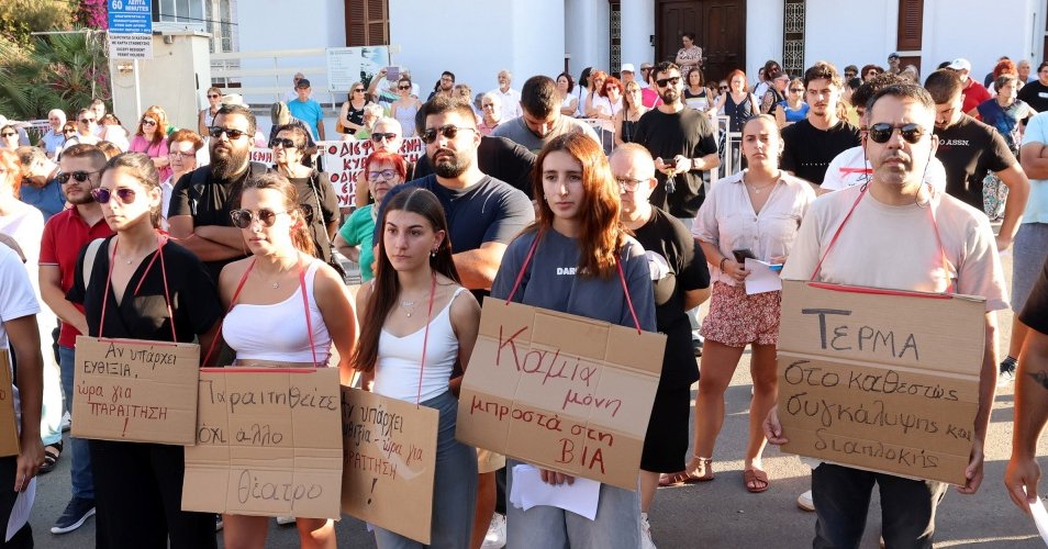 Εκατοντάδες πολίτες σε διαμαρτυρία έξω από τη Νομική-Κατηγόρησε τον Αγγελίδη για αλαζονεία και ζήτησε παραίτηση η ΠΟΓΟ