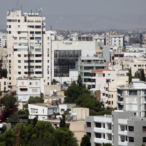 Φρέναρε εν μέσω καλοκαιριού, αλλά παραμένει σε ανοδική τροχιά η αγορά ακινήτων