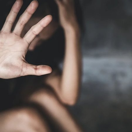 Σοκ στην Πάτρα-Νονός κατηγορείται ότι μαστίγωνε και ξυλοκοπούσε τη βαφτιστήρα του από όταν ήταν 7 ετών