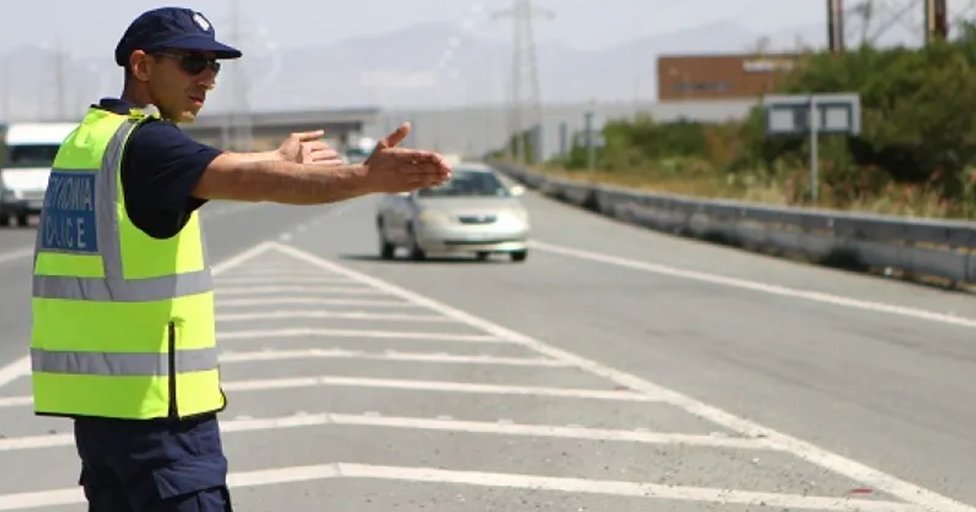 Αγελάδες διέφυγαν από φορτηγό που ανατράπηκε και κινούνται στον αυτοκινητόδρομο