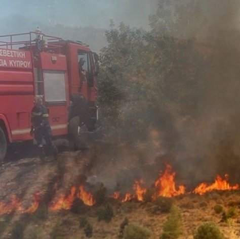 Ξέσπασε πυρκαγιά στη νεκρή ζώνη παρά τον αυτοκινητόδρομο Κοκκινοτριμιθιάς