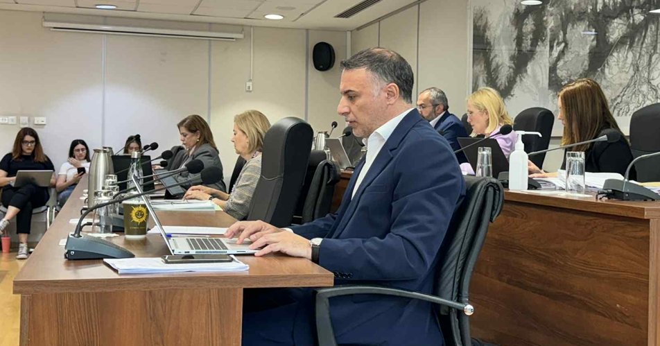 Αντάλλαξαν βολές Χαραλαμπίδου-Σούπερμαν για την ευθανασία-Πυρά για την ανακουφιστική φροντίδα