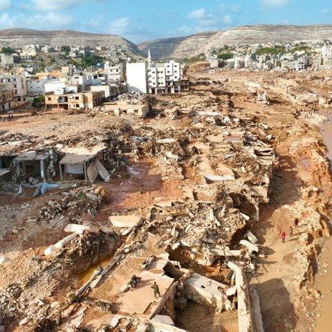 Μπουλντόζες και δύτες ανασύρουν πτώματα από τη λάσπη στη Λιβύη