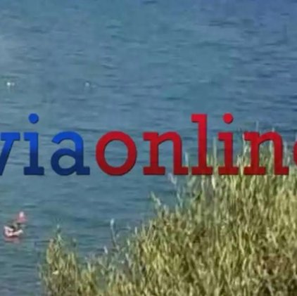 Με αυτοθυσία αστυνομικός έσωσε μητέρα και παιδί που παρασύρθηκαν από τους ανέμους πάνω σε στρώμα θαλάσσης