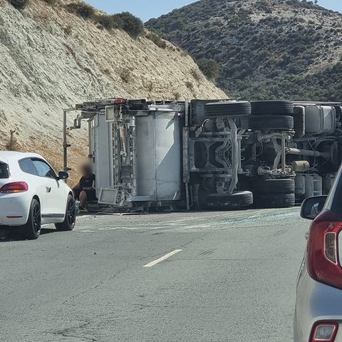 Δόθηκαν στην κυκλοφορία οι δύο λωρίδες που έκλεισαν λόγω ανατροπής φορτηγού