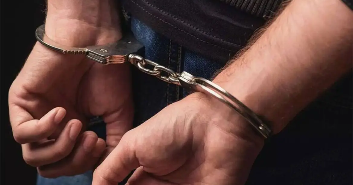 Χειροπέδησες σε 44χρονο υπάλληλο που έκλεψε 181 χιλιάδες ευρώ από την υπεραγορά