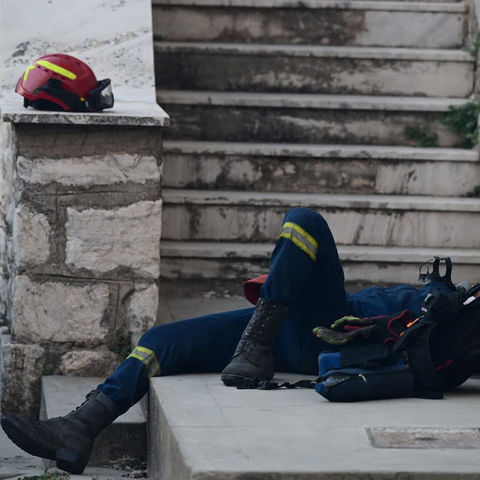 Η συγκλονιστική φωτογραφία του εξαντλημένου πυροσβέστη-Συνεχής μάχη με τις φλόγες στην Αττική