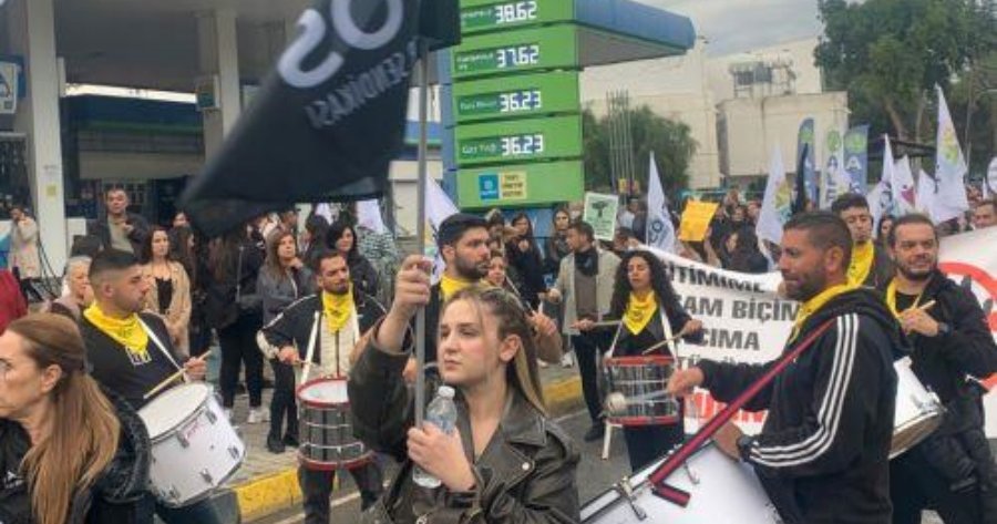 Πορεία διαμαρτυρίας στην κατεχόμενη Λευκωσία για το ζήτημα της μαντίλας με μηνύματα προς Ερντογάν