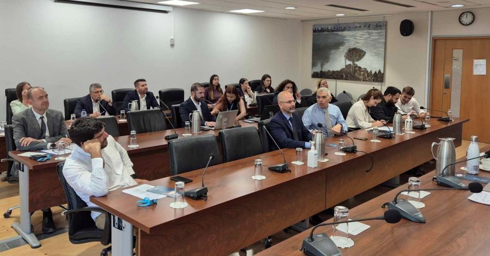 Υψηλοί τόνοι στην Επιτροπή Θεσμών για την συζήτηση για ΜΚΟ-«Ντροπή σας, έλεος κάθε φορά… Δική σας ντροπή»