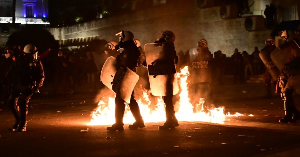 Ξανά επεισόδια έξω από τη Βουλή στις συγκεντρώσεις για τα Τέμπη-Μολότοφ και δακρυγόνα (pics&vids)