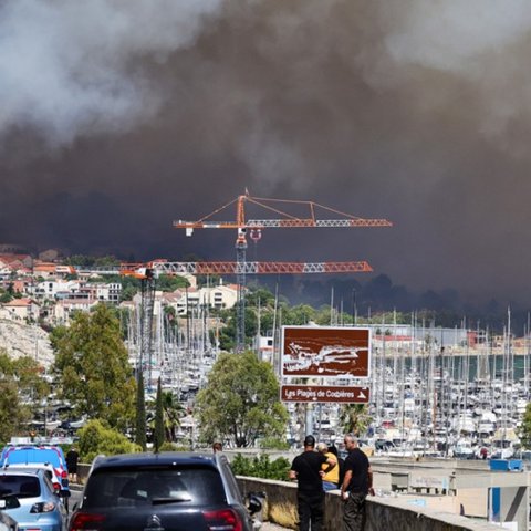 Από φλεγόμενο όχημα ξεκίνησε η πυρκαγιά που μαίνεται στη Μασσαλία-Η νύχτα θα είναι κρίσιμη