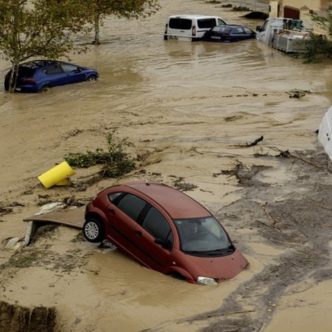 ΒΙΝΤΕΟ: Εικόνες βιβλικής καταστροφής στην Ισπανία λόγω των πλημμυρών-Τουλάχιστον 13 νεκροί