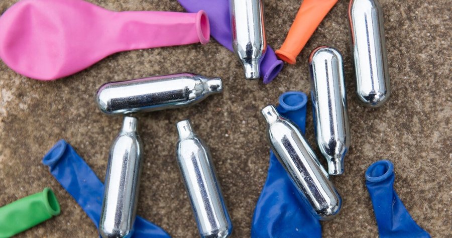 Έκαναν βόλτες με 285 αμπούλες με laughing gas στο όχημά τους δύο νεαροί, θετικός στο νάρκοτεστ ο οδηγός