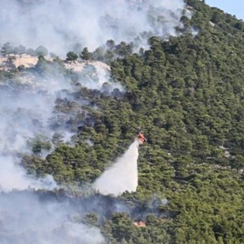 Σε πύρινο κλοιό παραμένει η Ελλάδα, αγωνία για τις αναζωπυρώσεις στην Πάρνηθα