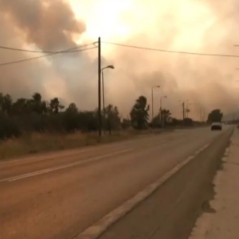 ΒΙΝΤΕΟ: Πύρινη κόλαση στη Νέα Αγχίαλο-Συνεχείς εκρήξεις από βλήματα της Πολεμικής Αεροπορίας