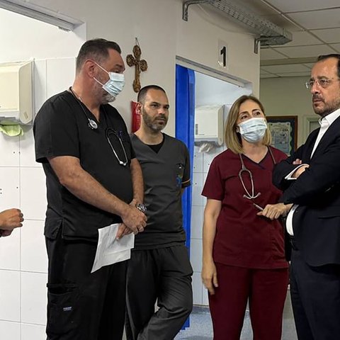 «Έφοδος» Προέδρου στο Γενικό Νοσοκομείο Πάφου-Μήνυμα στήριξης προς τα νοσοκομεία