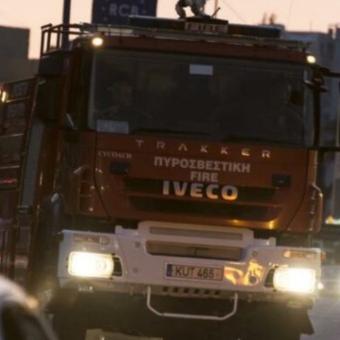 Του έπεσε αναμμένο τσιγάρο στο όχημα και άρπαξε φωτιά-Ζημιές στο εσωτερικό του οχήματος