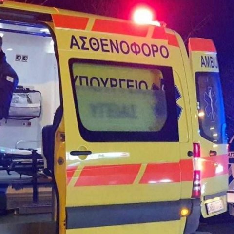 Μοτοσικλετιστής έκανε παρατήρηση σε οδηγό για επικίνδυνο προσπέρασμα κι εκείνος τον χτύπησε με το όχημα