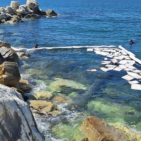 Μικρής έκτασης ρύπανση από πετρελαιοειδή σε θάλασσα της Λεμεσού (pics)