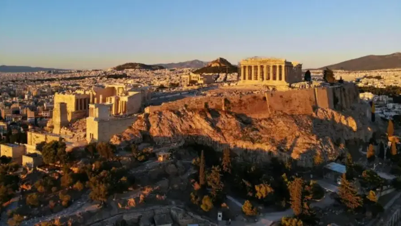 athens_tourists-768x576