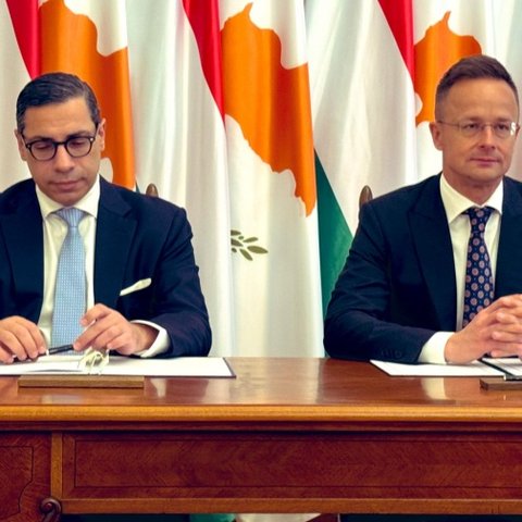 Διμερείς σχέσεις, Κυπριακό, Προεδρία ΕΕ συζήτησαν Κόμπος με Σιγιάρτο-Υπέγραψαν δύο μνημόνια συναντήληψης