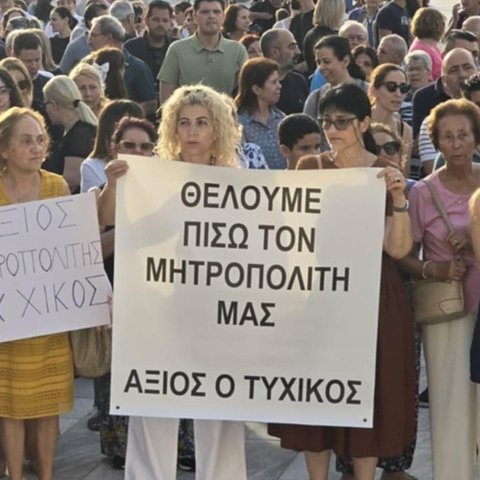 ΒΙΝΤΕΟ: Διαμαρτυρήθηκαν για την παύση Τυχικού στην Πάφο-«Θέλουμε πίσω τον Μητροπολίτη μας»