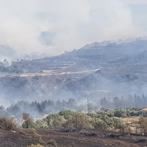 Ζημιές σε 14 σπίτια στο Ψάθι, τρία κάηκαν ολοσχερώς και ένας τραυματίας-«Απελπισμένος ο κόσμος, ζητά βοήθεια»