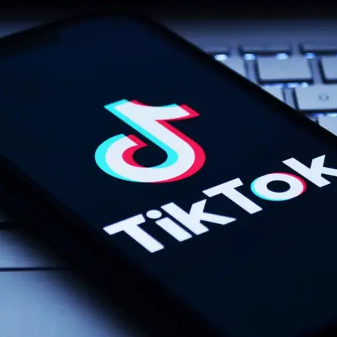 Ανατροπή στις ΗΠΑ-Διαθέσιμο ξανά το TikTok το οποίο ευχαριστεί τον Τραμπ