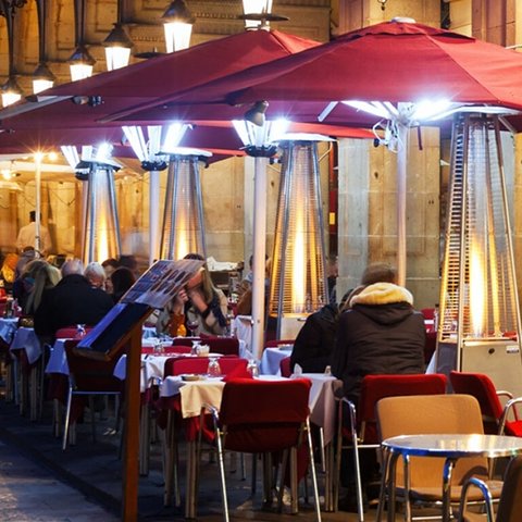 Υπό διωγμόν οι σόμπες εξωτερικού χώρου-Απαγορεύτηκαν και στη Βαρκελώνη μετά τη Γαλλία