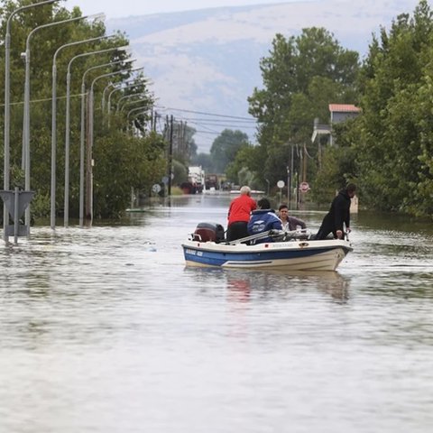 Εγκλωβισμένοι και ανυπολόγιστες καταστροφές από την κακοκαιρία-Στους έντεκα οι νεκροί, αγνοούνται έξι