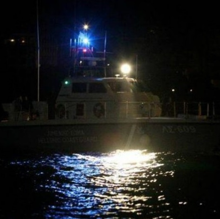 Ακυβέρνητο σκάφος με τέσσερις επιβαίνοντες προσέκρουσε σε βράχια-Στήθηκε επιχείρηση από το ΚΣΕΔ
