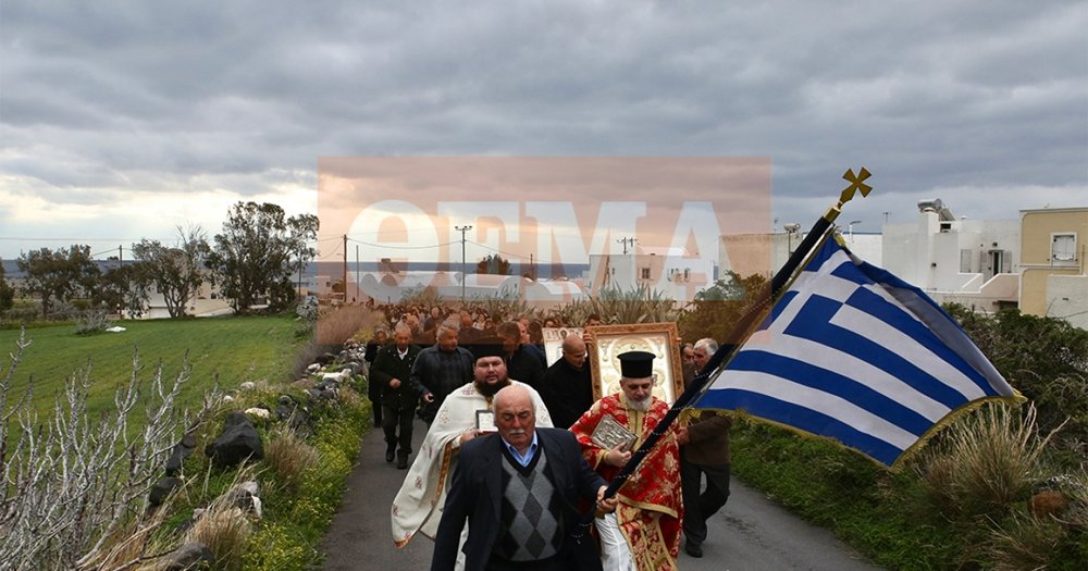 ΒΙΝΤΕΟ: Με σημαίες, λείψανα αγίων και εικόνες στους δρόμους κάτοικοι για λιτανεία κατά των σεισμών