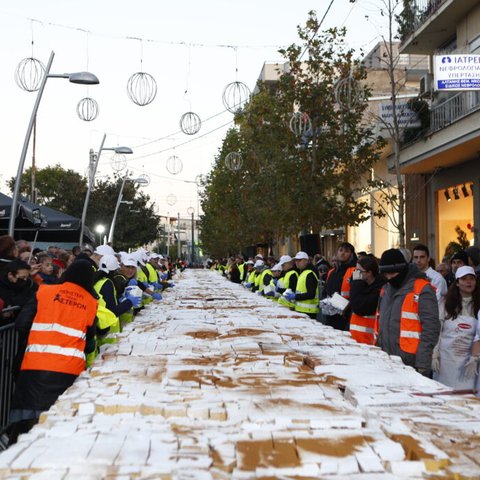 Έφτιαξαν βασιλόπιτα για Γκίνες στο Περιστέρι-Ζύγιζε δέκα τόνους και ξεπέρασε τα 70.000 κομμάτια