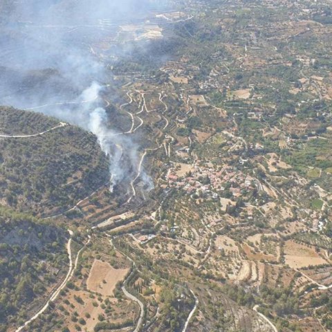 Κατέκαψε άγρια βλάστηση και πεύκα η φωτιά ανάμεσα σε Άγιο Γεώργιο-Λόφου