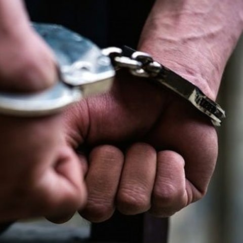 Χειροπέδες σε 43χρονο που επιχείρησε να διαρρήξει την κύρια είσοδο πολυκατοικίας