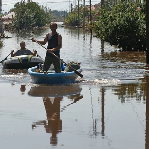 Συνεχίζονται οι απεγκλωβισμοί στην Ελλάδα, μάχη με τον Πηνειό-Πλημμυρισμένα με λασπόνερα τα σπίτια