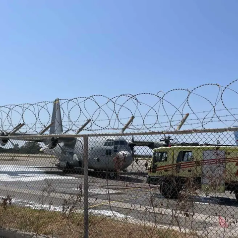 Ένα C-130 καθηλώθηκε στην Κεφαλονιά μετά από πρόσκρουση σε κολώνα