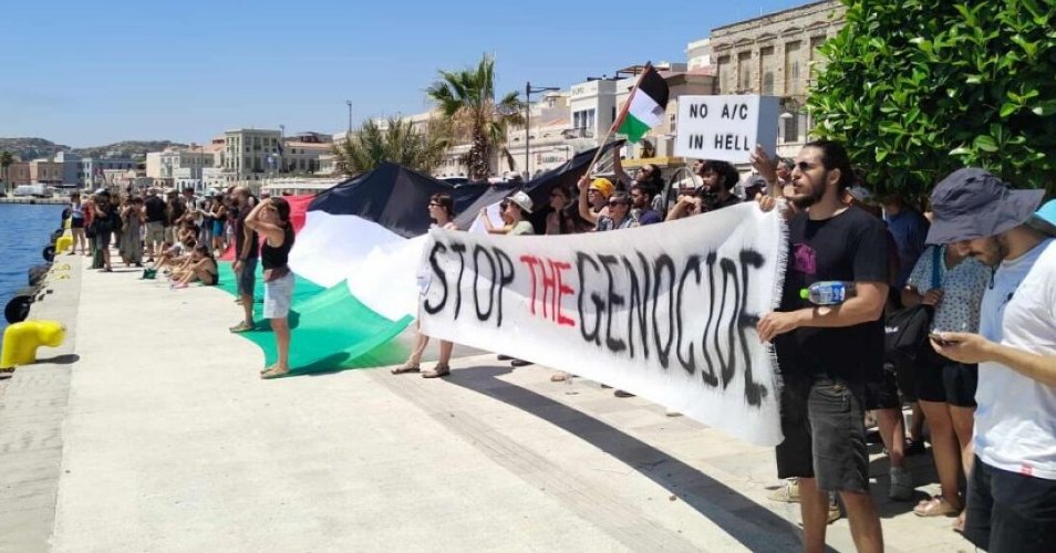 Διαδηλωτές στη Σύρο δεν άφησαν Ισραηλινούς τουρίστες να αποβιβαστούν-Έρχεται Κύπρο το κρουαζιερόπλοιο (pics) Διαδηλωτές στη Σύρο δεν άφησαν Ισραηλινούς τουρίστες να αποβιβαστούν-Έρχεται Κύπρο το κρουαζιερόπλοιο (pics)