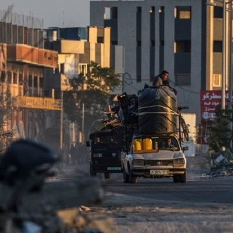 Χιλιάδες Παλαιστίνιοι φεύγουν από Ράφα, νώ ο Νετανιάχου υποστηρίζει πως αποφεύχθηκε η «καταστροφή»