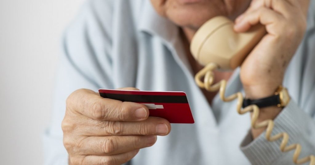 Παριστάνουν τους λειτουργούς κυβερνητικών υπηρεσιών και κλέβουν λεφτά από πολίτες