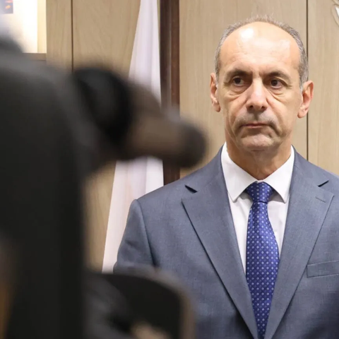 Πώς απαντά το Υπουργείο Δικαιοσύνης στις έντονες επικρίσεις για την απόλυση των συμβασιούχων αστυνομικών