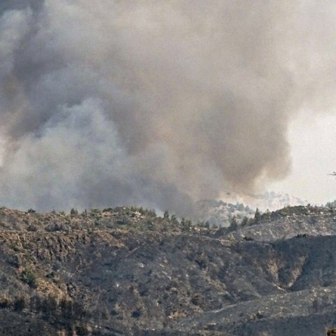 Μάχη με τις αναζωπυρώσεις σε Δυτική Αττική και Ρόδο-Τέταρτη νύχτα στον αγώνα για κατάσβεση